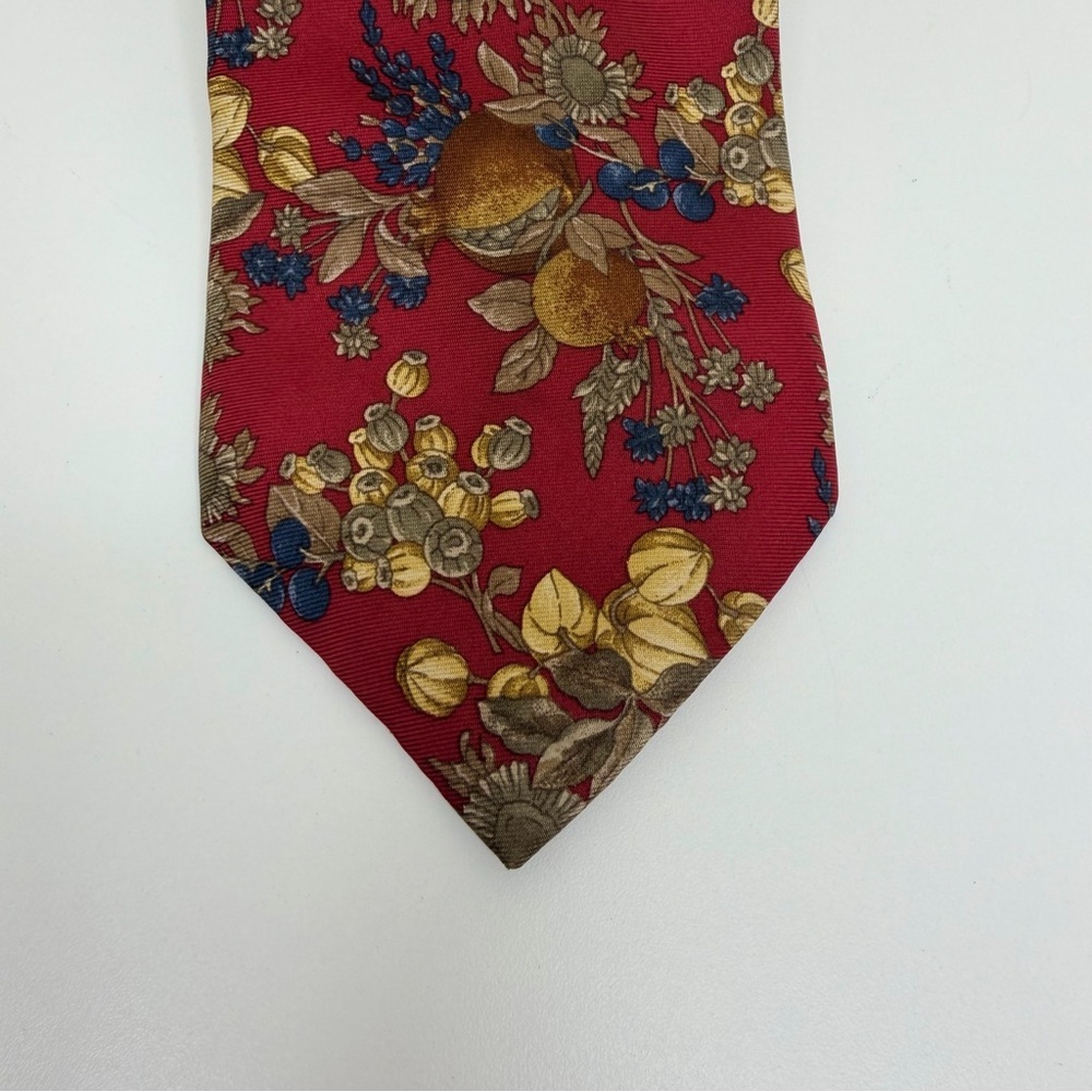 Vintage BURBERRY men's tie crafted from 100% silk designer made in Englund